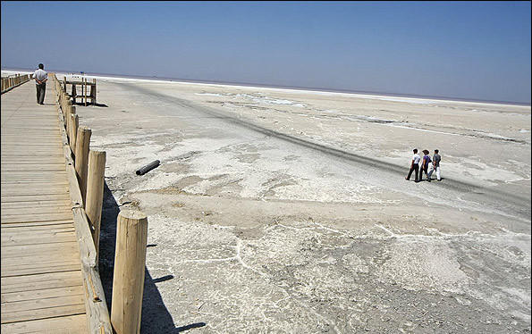 طرح ۲ هزار هکتاری مقابله با گسترش بیابان های نمکی در حاشیه دریاچه ارومیه