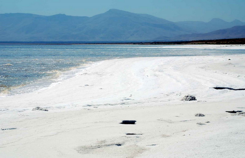 دریاچه ارومیه با مرگ دست و پنجه نرم می‌کند/ بیم و امیدهای احیای دریاچه
